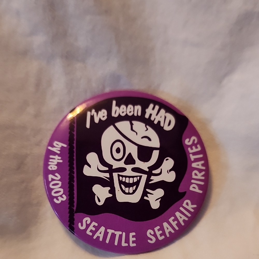 Seattle Seafair Pirates Purple Button - 2003 Lapel/Hat Pin Jewelry/Accessories